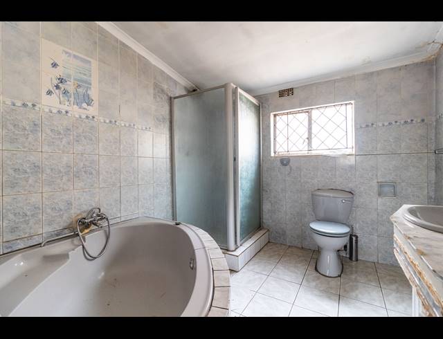 5 BEDROOM GUEST HOUSE FOR SALE IN ORLANDO WEST